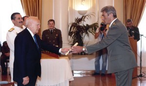 Грчки председник Папуљас уручио је диплому пуковнику Радивојевићу, полазнику Колеџа националне одбране у Атини 2007. године